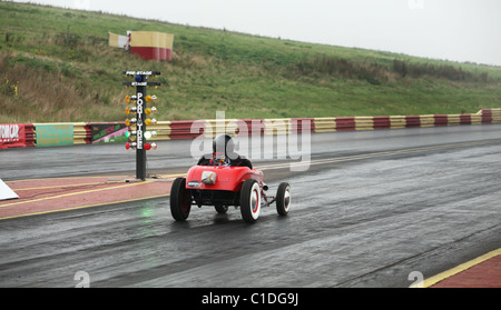 Tot rod sur drag strip Banque D'Images