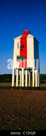 Le phare surplombant la baie de Bridgwater dans le canal de Bristol à Burnham-on-Sea. Somerset, Angleterre. Banque D'Images