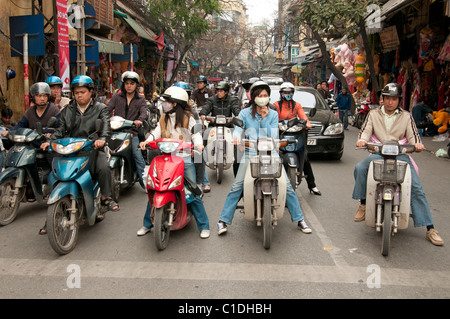 Moto Rush hour traffic attendre au feu à Hanoi Vietnam Banque D'Images