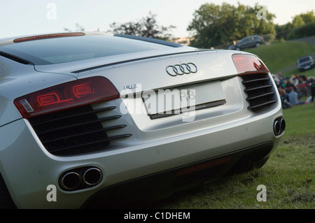 Audi R8 voiture de sport garée dans le parc du château d'Oystermouth dans le petit village de Mumbles près de Swansea. Banque D'Images