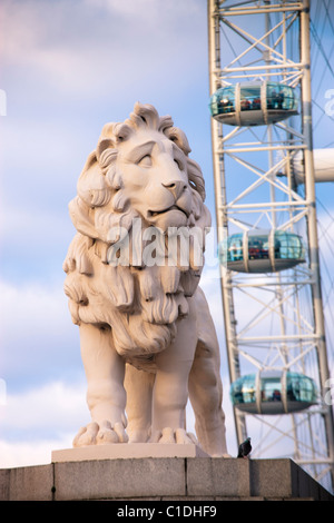 La Banque du sud du lion avec British Airways London Eye, Westminster London England Banque D'Images