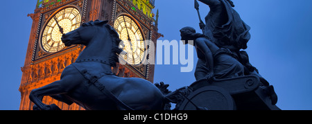 Big Ben et le char Boadicea Westminster London England UK dans la lumière du soir Banque D'Images