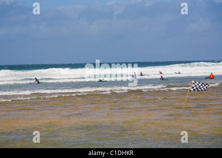 Les surfeurs sur la plage de Fanore, comté de Clare, Irlande. Banque D'Images