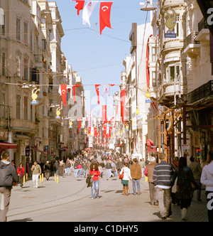 Istiklal Caddesi (l'Avenue) à Beyoglu à Istanbul en Turquie. Banque D'Images