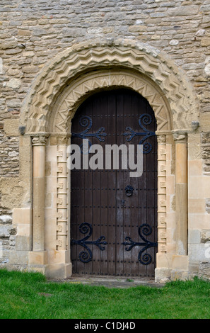 Norman porte dans l'église de la Vierge Marie, Bampton, Oxfordshire, England, UK Banque D'Images