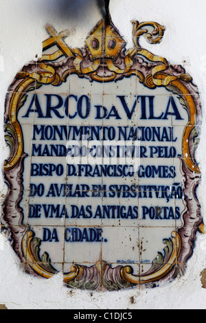 Panneau pour l'Arco da Vila à Faro, Portugal Banque D'Images