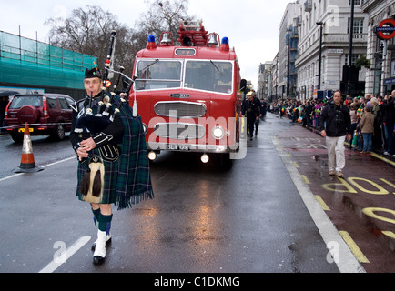 Seul un joueur de cornemuse dirige le London Fire Brigade, pendant la Parade de la St Patrick, Londres 2011 Banque D'Images