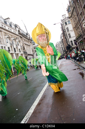 Le nord de Londres carnaval en acajou qui prennent part à la parade de la St Patrick 2011 Banque D'Images