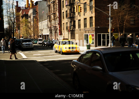 Un taxi jaune new York durs à Manhattan, New York City USA Banque D'Images