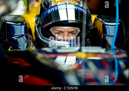 Red Bull de Sebastian Vettel de l'Allemagne se prépare à lancer au cours de la séance de qualification du Grand Prix de F1 à Manama Banque D'Images