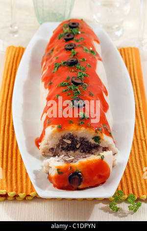 Haricots blancs avec rouleau de boudin noir. Recette disponible. Banque D'Images