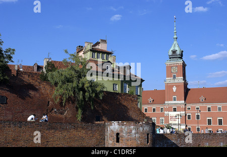 Pologne, Varsovie, la vieille ville, le château royal et l'ancien mur de la ville Banque D'Images