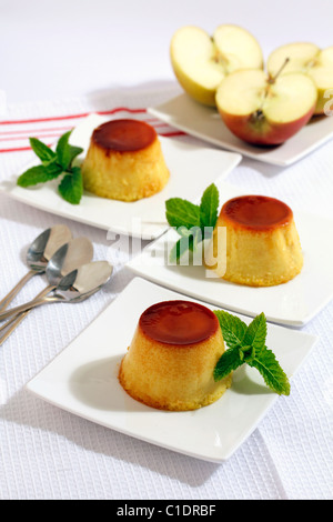 Crème caramel Apple. Recette disponible. Banque D'Images