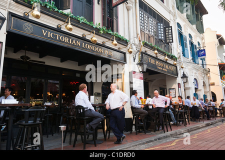 Les travailleurs expatriés de l'alcool à un pub de style britannique à Boat Quay, Singapour Banque D'Images