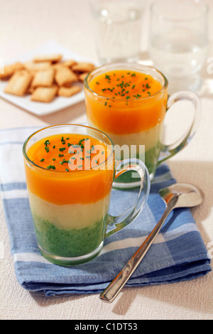 Soupe de légumes en trois couleurs. Recette disponible. Banque D'Images