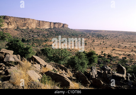 Mali, Pays Dogon, Nombori, village est presque invisible entre la falaise et la plaine Banque D'Images