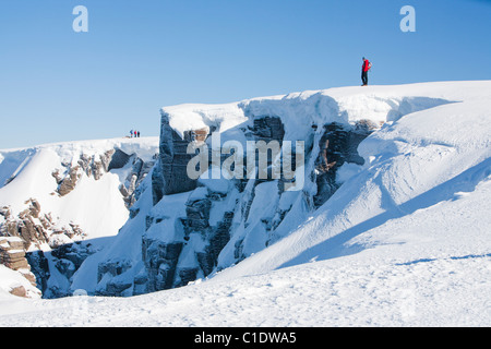 L'alpiniste sur le plateau au-dessus de Cairngorm Core une Lochain, Écosse, Royaume-Uni, en plein hiver. Banque D'Images