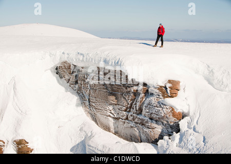 L'alpiniste sur le plateau au-dessus de Cairngorm Core une Lochain, Écosse, Royaume-Uni, en plein hiver. Banque D'Images