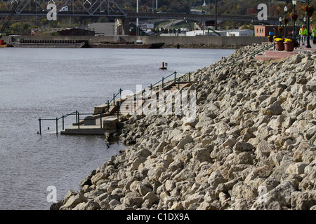 De l'eau élevé sur les inondations du fleuve Mississippi à escalier Dubuque, Iowa river landing Banque D'Images