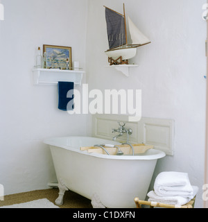 Salle de bains en Luberon farmhouse rénovation avec pièces rustiques locaux Banque D'Images