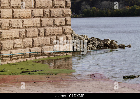 De l'eau élevé sur les inondations de la rivière Mississippi allée à Dubuque, Iowa river landing Banque D'Images