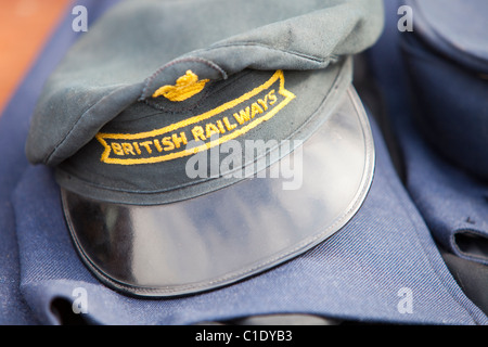 Un vieux British Railways uniforme à un adeptes des chemins de vendre à Loughborough, Leicestershire, UK. Banque D'Images