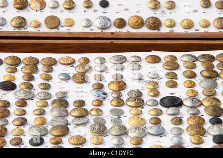 Une collection de boutons d'uniforme de fer lors d'une des adeptes des chemins de vendre à Loughborough, Leicestershire, UK. Banque D'Images