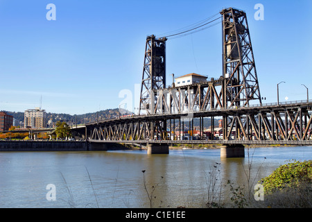 Pont en acier sur la rivière Willamette à Portland, Oregon Banque D'Images