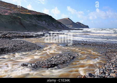 Crackington Haven Beach en Cornouailles Du Nord pris à côté de la rivière Banque D'Images