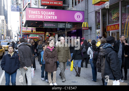 7e Avenue, à Times Square est rempli de touristes jour et nuit. Banque D'Images