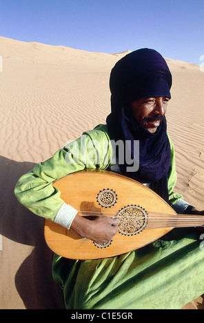 L'Algérie, région du Sahara, Sahara, Tassili N'Ajjer, chanteur touareg Baly dans les dunes près de l'oasis de Djanet Banque D'Images