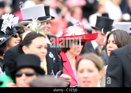 Élégamment vêtue personnes lors d'une course de chevaux, Epsom, Royaume-Uni Banque D'Images