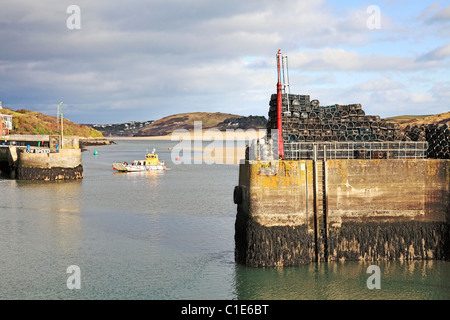 L'avant-port à Padstow sur Cornwalls Camel avec le Rocher de l'estuaire de traversier de passagers à quai Banque D'Images