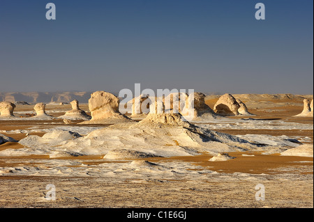 Roches calcaires érodés et des formes dans le désert blanc, dans l'ouest de l'Égypte Banque D'Images