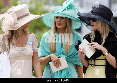 Les femmes élégamment vêtu en chapeaux, Ascot, Royaume-Uni Banque D'Images