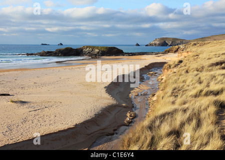 Constantime Beach capturés dans les dunes avec Booby's Bay et Dinas Head près de Trevose visible dans la distance Banque D'Images