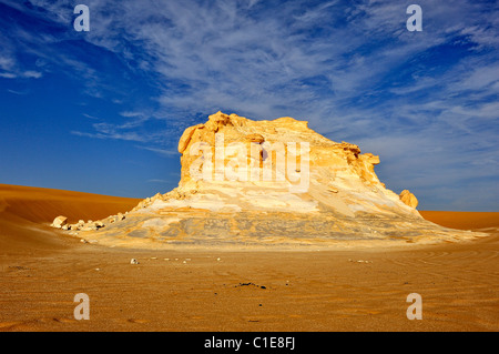 La formation de la roche calcaire entouré par une dune de sable dans le désert blanc de l'ouest, le parc national de l'Égypte Banque D'Images