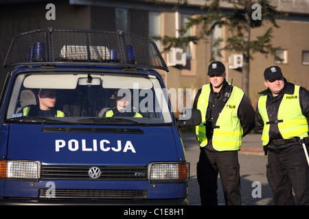 Voiture de police et les policiers, Poznan, Pologne Banque D'Images