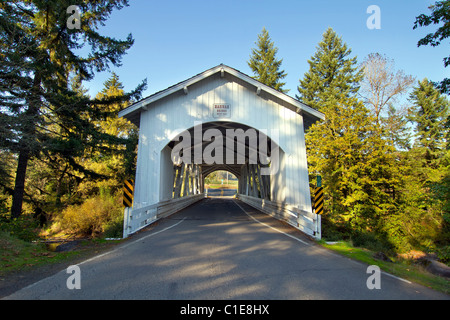 Hannah Pont couvert sur Thomas Creek Oregon Banque D'Images