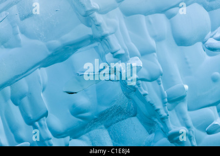 Les modèles de glace créer un résumé sur un iceberg dans le fjord Endicott Arm dans le passage de l'intérieur sud-est de l'Alaska. Banque D'Images