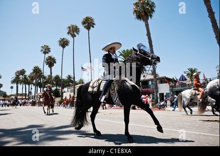 Horse rider en costume traditionnel au Fiesta Parade, Santa Barbara, Californie, USA Banque D'Images