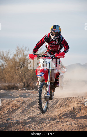 Rjc - Honda 1x Kendall Norman prend la tête de KTM 4x Kurt Caselli près du mile 30, 2011 San Felipe Baja 250 Banque D'Images