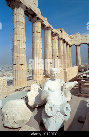 Grèce, Athènes, l'Acropole, le Parthénon, temple reproduction moderne d'une statue antique Banque D'Images