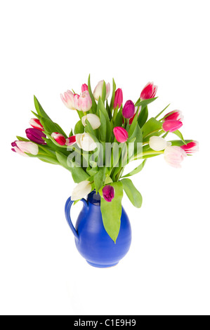 Bouquet de tulipes colorées en bleu vase sur fond blanc Banque D'Images