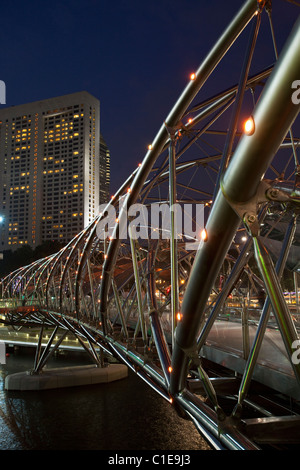 Vue sur le pont de l'hélice. Le pont relie le centre de plaisance de la Marina Bay Sands Hotel. Marina Bay, Singapour Banque D'Images