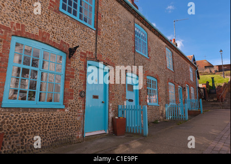 Une rangée de jolie mitoyenne de silex cottages en Aldeburgh , Suffolk , Angleterre , Angleterre , Royaume-Uni Banque D'Images