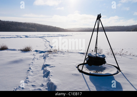 Matin de neige au-dessus d'un lac dans la région de Québec, Canada Banque D'Images