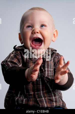 Bébé Garçon 9 mois, sourire, rire, en frappant des mains très heureux Banque D'Images