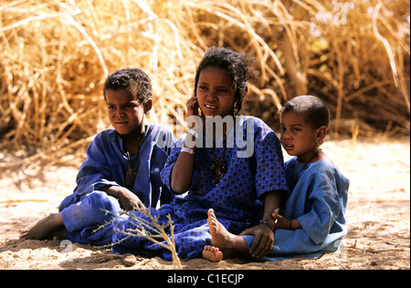 Le Niger, Sahara occidental, le massif montagneux de l'air, les enfants dans un camp de touaregs nomades Banque D'Images