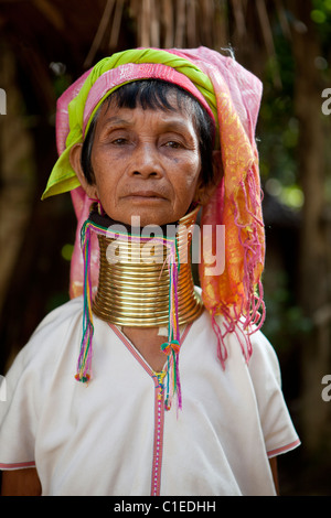 Long cou Karen vieille femme debout au village, Ban Nai Soi, Mae Hong Son, Thaïlande Banque D'Images